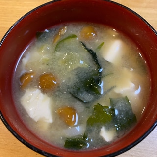 なめことわかめと豆腐と長ねぎの味噌汁